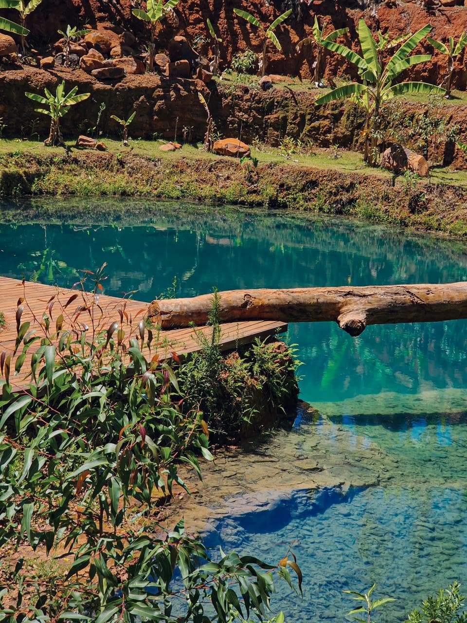 Piscina iluminada à noite