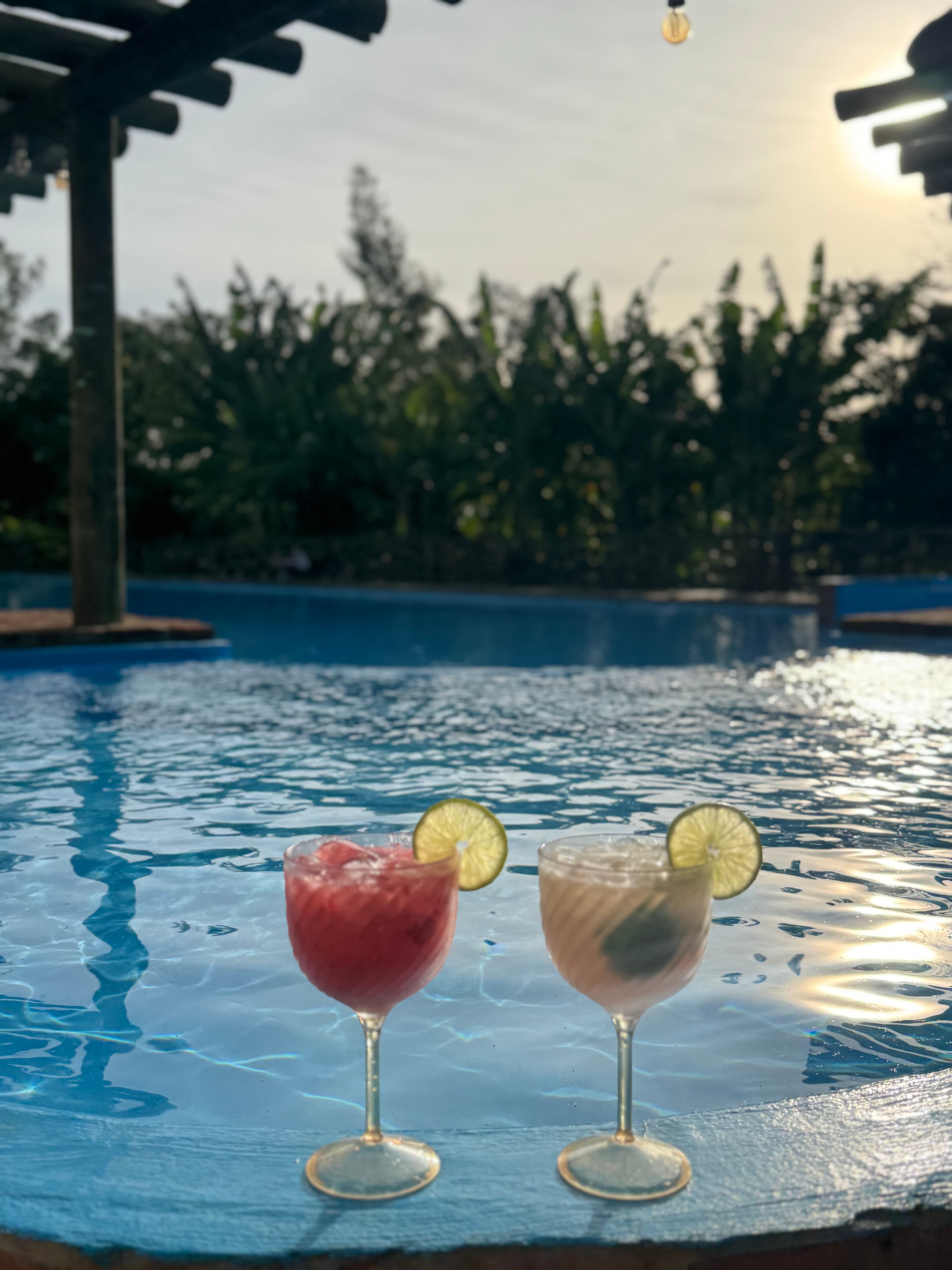 Taças à beira da piscina