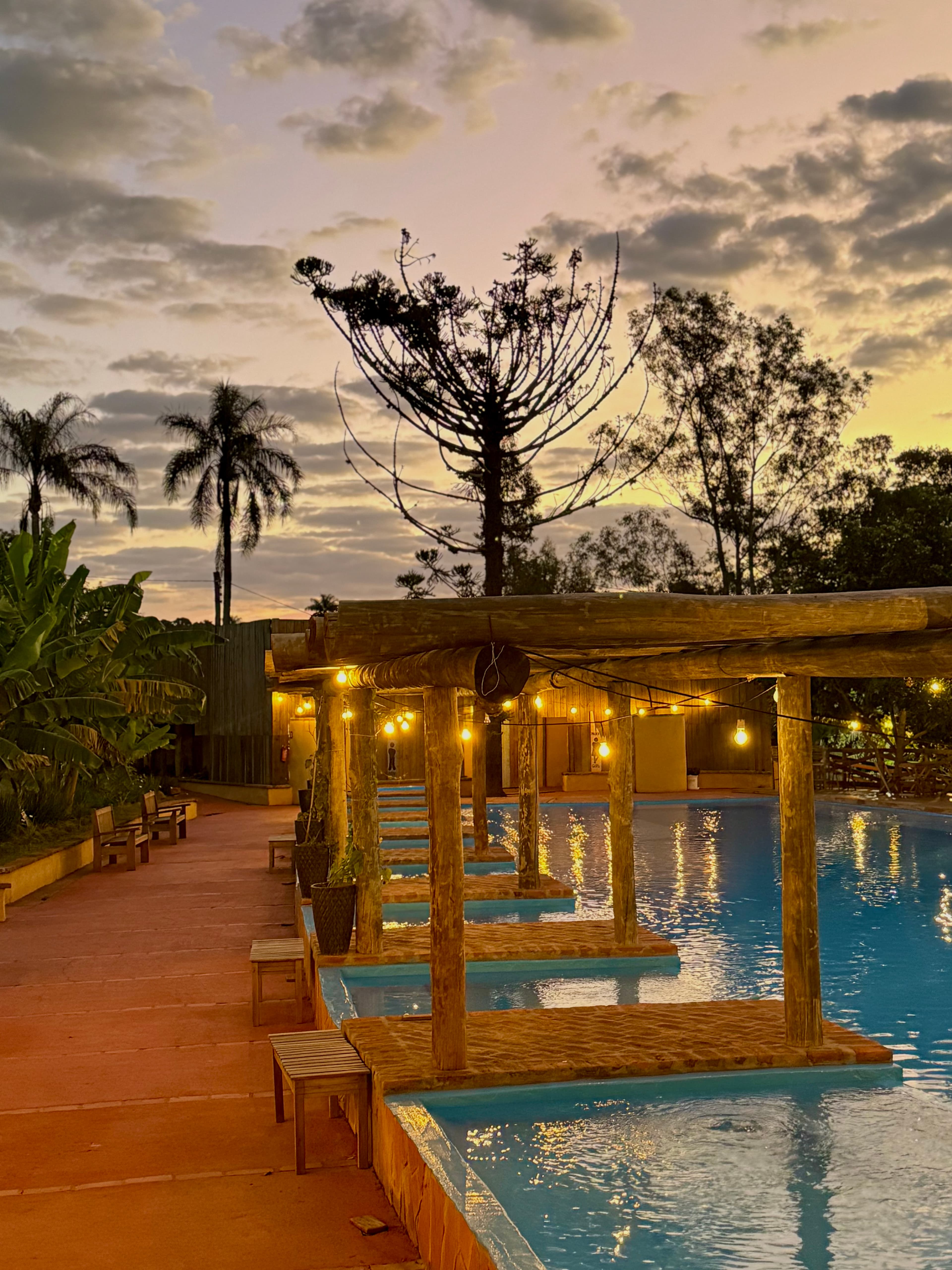 Piscina ao fim da tarde na Fazenda Brotas